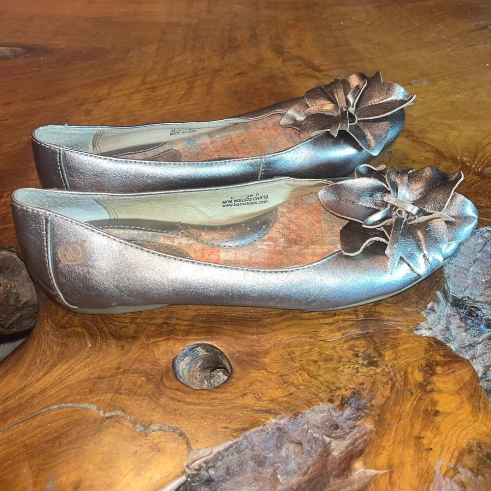 Born Women’s Size 6 Metallic Bronze Leather Flats Floral Toe Detail Shoes